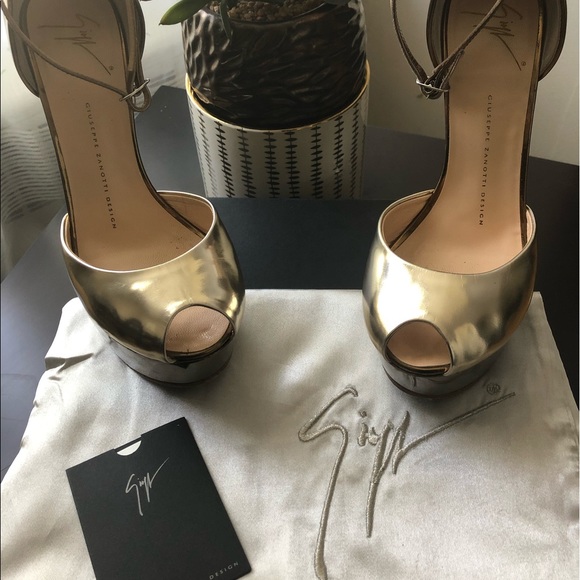 Giuseppe Zanotti Two-Toned Heelless Peep Toe Pump - Picture 2 of 8